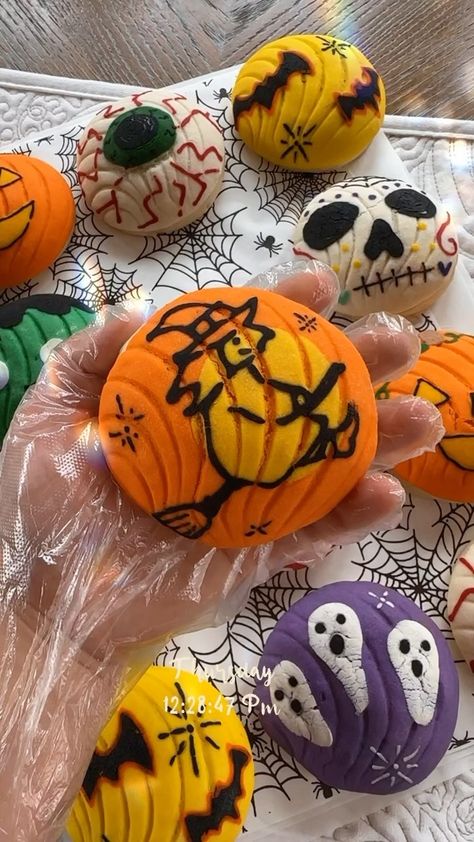 Concha Designs, Christmas Conchas, Halloween Conchas, Mexican Breads, Halloween Bread, Mexican Cookies, Recetas Halloween, Spooky Ideas, Homemade With Love