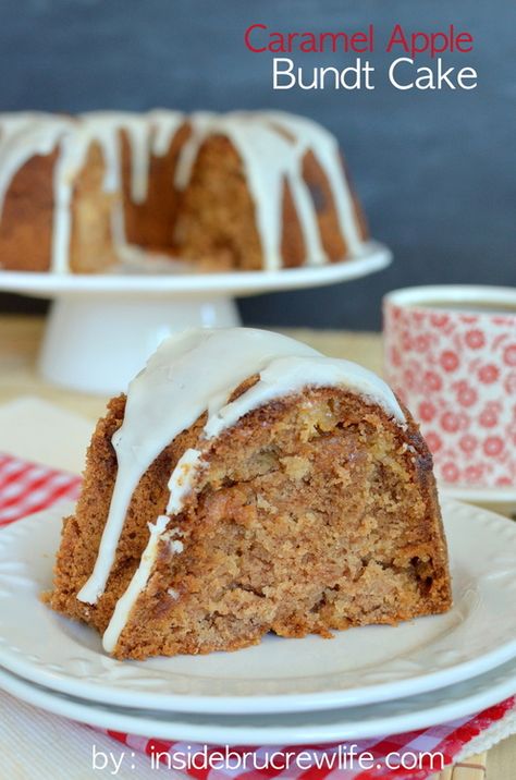 Caramel Apple Bundt Cake - apple and caramel bits make this one delicious spice cake for fall  www.insidebrucrewlife.com Caramel Apple Bundt Cake, Apple And Caramel, Apple Bundt Cake Recipes, Apple Bundt Cake, Beaux Desserts, Apples Cinnamon, Caramel Bits, Caramel Cream, Holiday Dessert