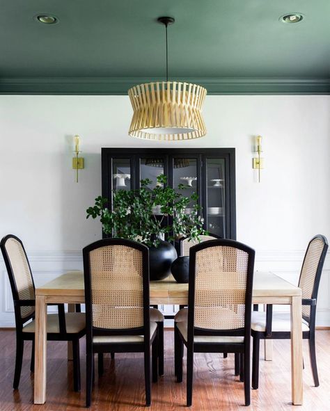 This dining room appears totally classic — until you look up! The painted ceiling features our bold green paint color, Current Mood. Green Dining Room Paint, Blue Dining Room Paint, Pink Dining Rooms, Dark Dining Room, Neutral Dining Room, Dining Room Paint Colors, Green Dining Room, Dining Room Design Modern, Dining Room Paint