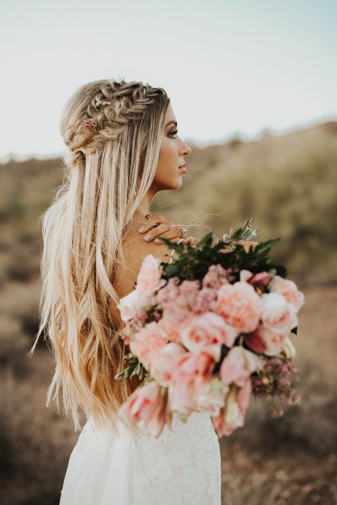 30 Bridal Hairstyles to Swoon Over - Style - Modern Salon Bridal Hair Half Up, Blonde Wedding Hair, Blonde Bride, Kadeřnické Trendy, Fairy Hair, Boho Wedding Hair, Vlasové Trendy, Wedding Hairstyles Updo, Wedding Hairstyles For Long Hair