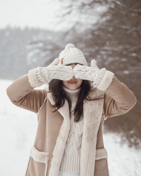 Photoshoot Winter, Beautiful Winter Pictures, Korean Winter Outfits, Winter Style Guide, Winter Outfits Snow, Snow Photoshoot, Winter Portraits, Snow Photography, Stylish Winter Outfits