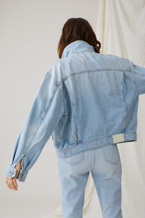 JACKETS & COATS | CLOSED Denim Jacket Photoshoot, Jackets Photoshoot, Denim Photography, Jacket Photoshoot, Denim Photoshoot, Denim Editorial, Mode Editorials, Jean Jacket Outfits, Denim Jacket Fashion