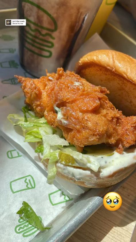 Crispy chicken sandwich. Shake shack. Classic fried chicken. Pickles. Lettuce. San Diego. Mission valley. Food. Shake Shack Chicken, Shack Aesthetic, Crispy Chicken Sandwich, Crispy Chicken Sandwiches, Chicken Shack, Shake Shack, Chicken Sandwich, Crispy Chicken, Mouth Watering