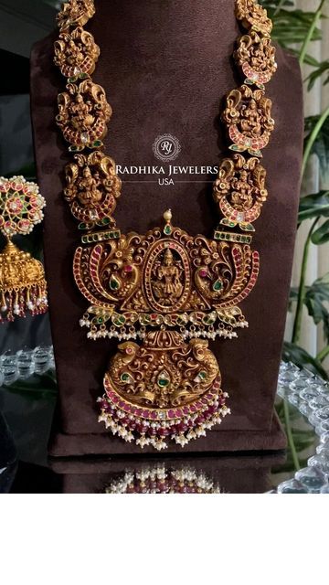 Radhika Jewelers USA on Instagram: "Our signature pieces have always stood for tradition, heritage, elegance & celebrations. WhatsApp us on +1248-500-8070 for any information / queries. . . . #jewellery #indianjewellery #kundanjewellery #heritagejewellery #usajewelry #bridaljewellery #brides #bridesmaids #southindianjewellery #necklace #earrings #goldearrings #kundanneckpiece #chokers #radhikajewelersusa #closedsetting #emeralds #pellikuthuru #pellikuthurujewellery #bangles #statementsrings #co Radhika Jewellers Usa, Radhika Jewellers, Gold Temple Jewellery, Neck Pieces Jewelry, Polki Earrings, Heritage Jewellery, Usa Jewelry, Antique Jewelry Indian, Polki Jewellery