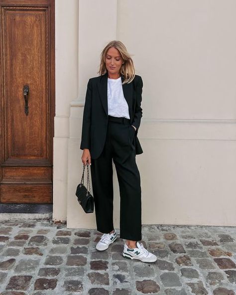 MMEQUEENB - Audrey ☀️ on Instagram: "Fall style 🖤 Ce style : blazer & baskets, vous aimez ? #ootd #styleinspiration #simple #style #falloutfit #ootdshare #ootdmagazine #blazer #newbalance550 #toteme #paris #lille #chaneltimeless #americanvintage #bashparis #wethenew" Versatile Fall Outfits, Polished Fashion, Fall Office Outfits, Outfit Elegant, Cozy Fall Outfits, Professional Outfits Women, Style Blazer, Chic Blouses, Outfit Inspiration Fall