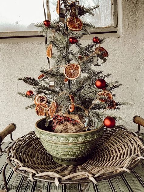 15 Vintage Decorating Ideas to make your modern farmhouse Christmas feel vintage. Ideas that I've used throughout our industrial, modern farmhouse that give it the feel of a much older home. #vintagefarmhouse #modernfarmhouse #vintagefarmhousechristmas #farmhouse #modernfarmhousechristmas Christmas Industrial Decor, Christmas Tree Grouping Ideas, Primitive Christmas Tree Ideas, Modern Shabby Chic Decor, Christmas Tree Filler Ideas, Old Fashion Christmas Decorating Ideas, Old Fashioned Christmas Decor, Christmas Thrift, Primitive Christmas Decorating Ideas