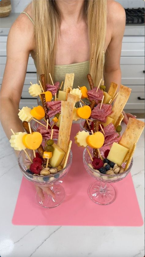 Charcuterie In Champagne Flute, Food In Champagne Glasses Party Ideas, Martini Glass Charcuterie, Charcuterie In Wine Glasses, Charcuterie Wine Glasses, Charcuterie Glasses, Salami Appetizer, Fruit Tray Designs, Champagne Picnic