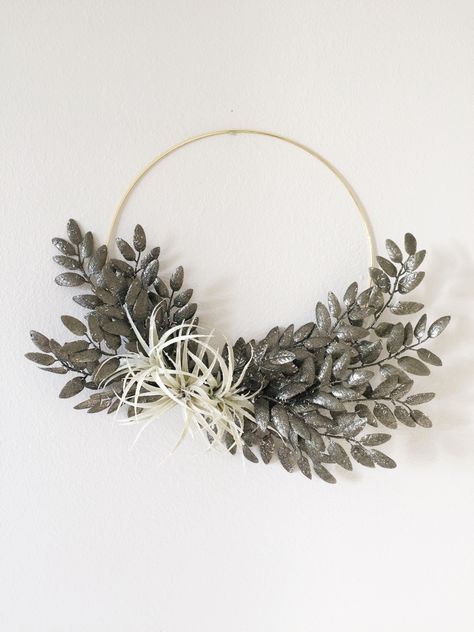 Minimal Wreath, Winter Porch Decor, Wreath Minimalist, Minimalist Wreath, Cedar Wreath, Winter Door Decorations, Silver Wreath, Minimalist Christmas Decor, Decor Minimal