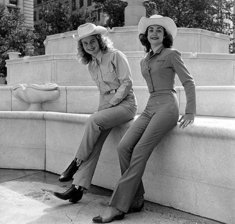 photo stories by LIFE photographers, Nina Leen, Peter Stackpole and Cornell Capa between 1947-48 at the University of Arizona Rodeo and the opening of the Flying L Ranch in Texas, which included a celebratory cowgirl fashion event. Nina Leen, 1940s Women, Vintage Western Wear, Cowgirl Fashion, Vintage Cowgirl, Cowgirl Chic, Western Chic, Cow Girl, 1940s Fashion