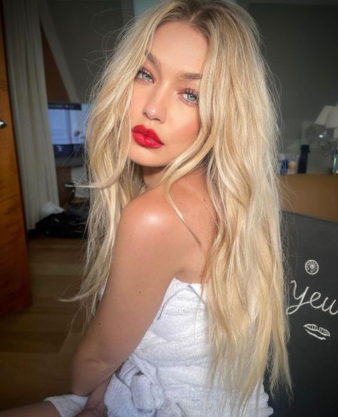 Blonde Hair Red Lips, Gigi Hadid Hair, Champagne Blonde Hair, Hadid Instagram, Red Lips Makeup Look, Red Lipstick Makeup, Fesyen Rambut, Champagne Blonde, Red Lip Makeup