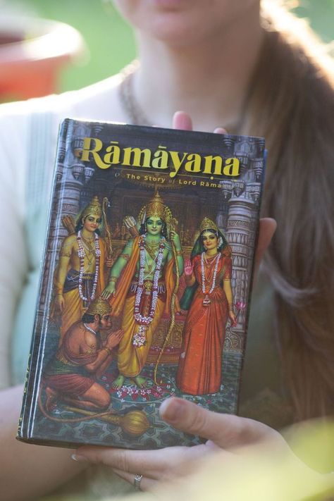 Hinduism Books, Mythology Books, Holi Wishes, Radha Krishna Songs, Easy Mandala Drawing, Books Everyone Should Read, Srila Prabhupada, Krishna Book, Lord Rama