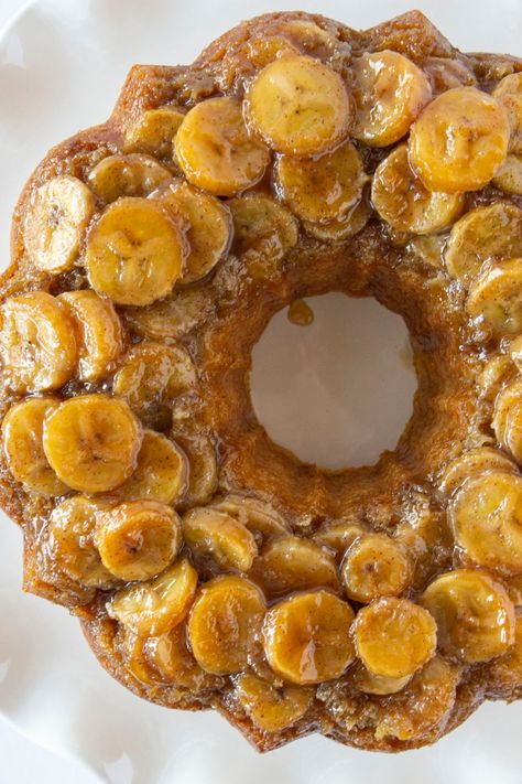 Easy Banana Upside Down Cake Recipe - Practically Homemade Banana Bread Upside Down Cake, Bundt Cake Recipes Banana, Bana Bundt Cake, Banana Foster Bundt Cake, Unique Bundt Cake Recipes, Easy Bundt Pan Recipes, Banana Pudding Cake Recipe Easy, Bundt Cake Recipes Breakfast, Easy Upside Down Cake