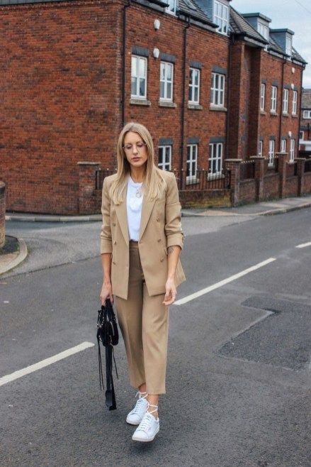 High Wasted Jeans, Street Style Blog, Holly Willoughby, High Street Fashion, Elegante Casual, Women Street, Casual Suit, High Fashion Street Style, Suit Fashion