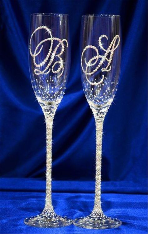 DIY Wedding Champagne Flutes Ideas to Raise Proudly in a Toast Wedding Champagne Flutes Diy, Champagne Glasses Decorated, Wine Glass Decor, Wedding Toasting Glasses, Bride And Groom Glasses, Wedding Wine Glasses, Glasses Wedding, Wedding Champagne Glasses, Decorated Wine Glasses