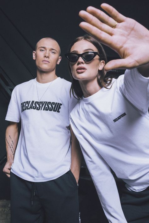 Streetwear Photoshoot Ideas, Fashion Editorial Couple, Streetwear Poses, Neon 90s, Trend Photo, Street Fashion Photoshoot, Streetwear Photoshoot, T-shirt Photography, Creative Fashion Photography