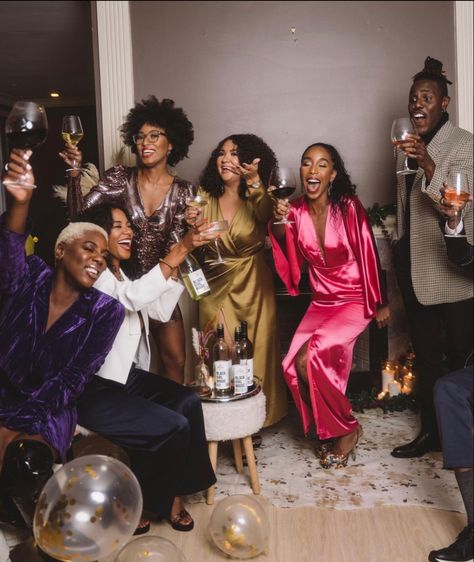 Black Women At Brunch, Brunch Aesthetic Black Women, Black Women Dinner Party, Black Woman Friends, Black Family Dinner Aesthetic, Big Family Aesthetic Black, Black Women Friend Group, Black Family Gathering Aesthetic, Brunch Black Women