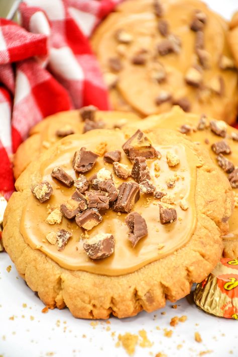 Crumbl Reese's Peanut Butter Cup Cookies Copycat Recipe - Life Love Liz Cup Cookies Recipe, Reese's Peanut Butter Cup Cookies, Crumble Cookie Recipe, Crumble Cookie, Crumble Cookies, Strawberry Pop Tart, Cup Cookies, Reese's Peanut Butter Cup, Jelly Cookies