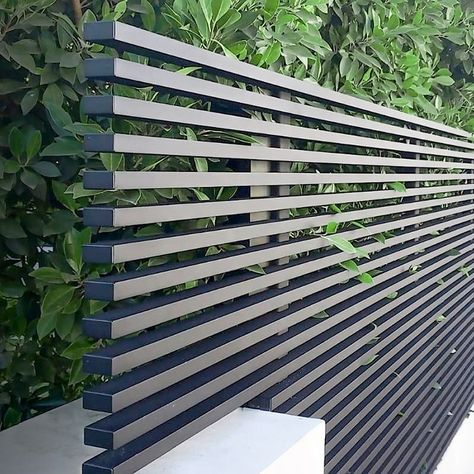 Aluminum Fencing, Fence Gate Design, House Fence Design, Modern Fence Design, Walkway Design, Privacy Fence Designs, Privacy Fences, Exterior Wall Design, Aluminum Fence