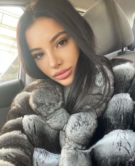 Chinchilla Fur Coat, Chinchilla Coat, Girls Fur Coat, Chinchilla Fur, Real Fur Coat, Fur Hood Coat, Black Hood, Fur Coats Women, Fur Hood