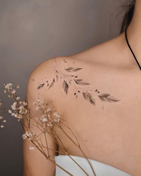 S a r a y . P a c h ó n on Instagram: "🖤 . . #finelinetattoo #flowertattoo #singleneedle #flowerstattoo #tattoo" Clavicle Tattoos, Tattoo Clavicle, Tattoos Artistic, Attractive Tattoos, Tattoo Artistic, Tattoos Inspos, Wildflowers Tattoo, Woman Tattoos, Artistic Tattoos