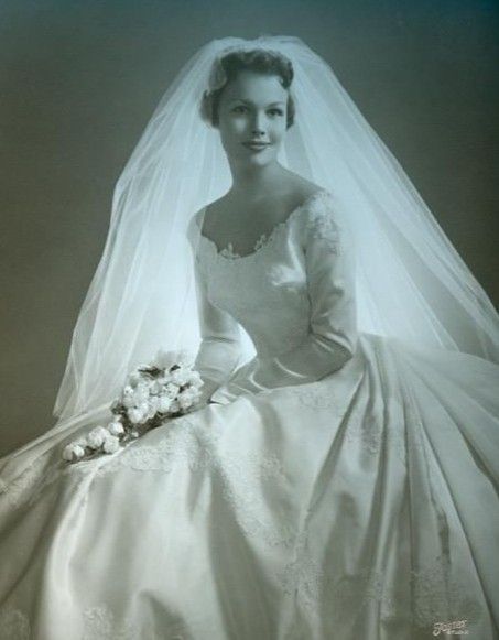 #vintagewedding #fashionhistory #vintageweddingdress #vintagelook #weddinghistory Wedding Dresses Vintage 50s, 1940s Wedding Dress, Asymmetrical Wedding Dress, Wedding Dresses 50s, Top Wedding Dress Designers, Vintage Wedding Photos, Vintage Wedding Dress, Fall Wedding Guest Dress, Classic Wedding Dress