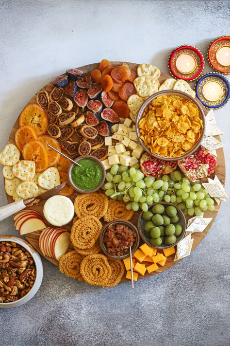 Indian Snack Platter Ideas, Pani Puri Charcuterie Board, Party Food Platters Indian, Indian Snack Platter, Indian Food Serving Ideas Creative, Indian Diwali Snack Recipes, Diwali Food Board, Plating Ideas For Indian Food, Indian Food Charcuterie Board