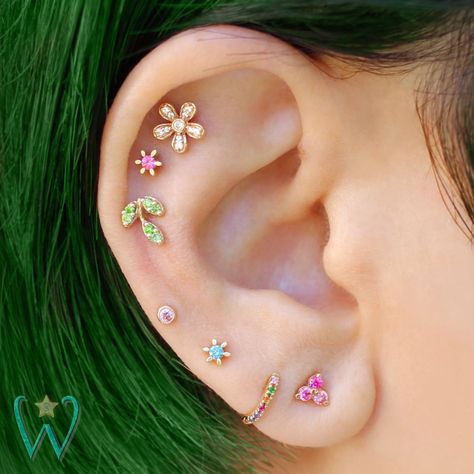 Ear Piercing Helix, Spiderbite Piercings, Ear Peircings, Vintage Tattoos, Earrings Cartilage, Cool Ear Piercings, Pretty Ear Piercings, Helix Earring, Cute Ear Piercings