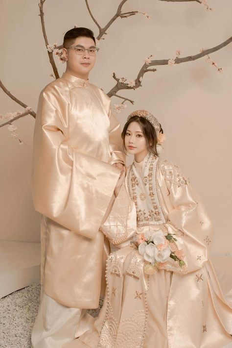 Wedding Dress designed by "Little For" on Facebook https://www.facebook.com/little.for.13 Types Of Dresses Styles, Traditional Vietnamese Wedding, Vietnamese Traditional Clothing, Tea Ceremony Wedding, Vietnamese Wedding Dress, Tea Ceremony Dress, Vietnam Wedding, Vietnamese Wedding, For Wedding Dress