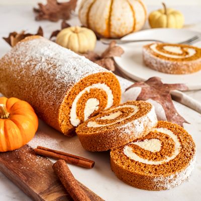 LIBBY'S® Pumpkin Roll | Very Best Baking Libbys Pumpkin Roll, Pumpkin Roll Recipe Easy, Pumpkin Roll Cake, Pumpkin Rolls Recipe, Cake Roll Recipes, Pumpkin Roll, Pumpkin Recipes Dessert, Roll Cake, Cake Roll