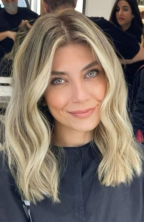 Mid Length Hair Styles 2023, Straight Lob Hairstyles, Mid Length Blonde Layers, Midlength Haircuts Blonde, New Mum Haircut, Medium Length Hair With Layers Middle Part, Haircut Ideas For Medium Length Hair, Medium Length Haircut Middle Part, Middle Part Medium Length Hair