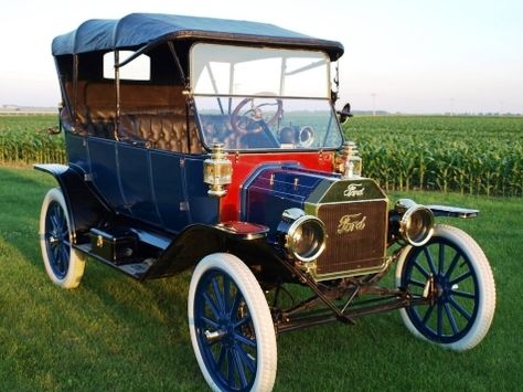 1913 Ford Model T Touring                                                                                                                                                                                 More                                                                                                                                                                                 Más Model T Car, Retro Auto, Veteran Car, Ford Model T, Classic Vehicles, Ford Classic Cars, Ford Fairlane, Old Classic Cars, Abandoned Cars