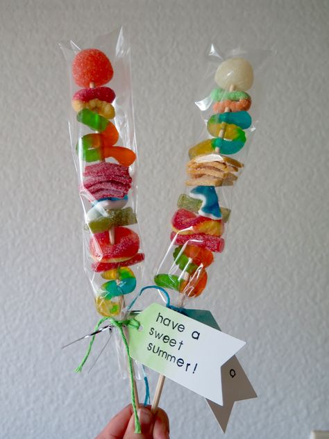 candy kabobs! classmate treats for the last day of school School Birthday Treats, Market Day Ideas, Hadiah Diy, Candy Kabobs, Kids Market, Candy Birthday Party, Anniversaire Harry Potter, School Treats, School Birthday