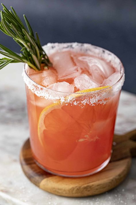 My Italian Greyhound Cocktail is a chic way to celebrate happy hour. This is an easy Campari and grapefruit drink that you can make at home. Greyhound Drink, Rosemary Garnish, Campari Drinks, Food For Fitness, Grapefruit Cocktail Recipes, Greyhound Cocktail, Grapefruit Drink, Campari And Soda, Orange Drink