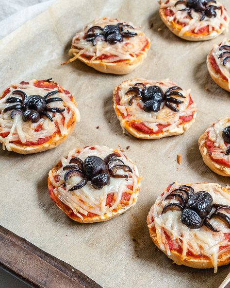 These super scary but super tasty Halloween Spider Bagel Bites are the ultimate Halloween treat to enjoy this October! #plantbasedonabudget #halloween #bagel Halloween Finger Food Ideas, Halloween Finger Food, Spider Food, Vegan Halloween Treat, Halloween Finger, Finger Food Ideas, Halloween Finger Foods, Super Scary, Halloween Party Appetizers