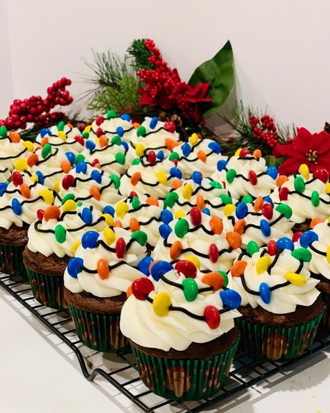 Kids Christmas Cupcakes, Christmas Cupcake Decorating Ideas, Light Cupcakes, Cupcake Decorating Ideas, Christmas Cupcakes Recipes, Desserts Cupcakes, Christmas Cupcakes Decoration, Decorator Frosting, Cupcakes Recipes