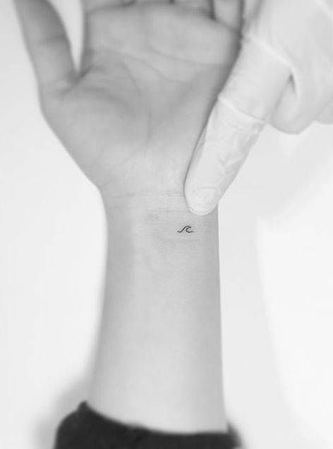 Tiny Micro Tattoos You Can Get Inked in 1 Minute Tiny Wave Tattoo, Wellen Tattoo, Tattoo On The Wrist, Small Wave Tattoo, Wave Tattoo, Inspiration Tattoos, Cat Tattoos, Парные Тату, Tiny Tattoo