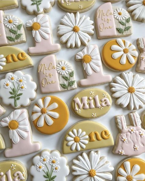 Flower Sugar Cookies, Onesie Cookies, First Birthday Cookies, Daisy Baby Shower, Flower Birthday Party, Royal Icing Flowers, Daisy Party, Baby Birthday Decorations, Cookie Cake Birthday