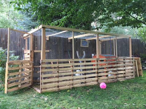 Chicken Coop Ideas Diy Easy Pallets, Fence Panel Chicken Coop, Pallets Chicken Coop Ideas, Diy Wood Chicken Coop, Chicken Coop From Pallets Diy, Chicken Coop Ideas With Pallets, Pallet Chicken Coop Ideas Diy, Wooden Pallet Chicken Coop, Chicken Run Pallet Ideas