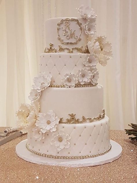 Wedding Cake Designs With Gold, White And Gold Quinceanera Cake, Wedding Cake Designs Gold And White, Quince Cake Designs, White And Rose Gold Wedding Cake, Gold And White Cake Wedding, Champagne And White Wedding Cake, 3 Tier Wedding Cakes Elegant Romantic, White Quince Cake