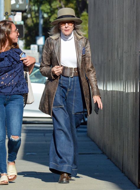 Diane Keaton Outfits, Dianne Keaton, Moda Instagram, Blue Flare Jeans, Diane Keaton, Advanced Style, Mode Inspo, Coco Chanel, Mode Outfits