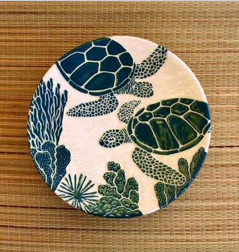 Clay Wall Plate, Turtle Ceramic Painting, Crochet And Pottery, Sea Turtle Ceramics, Ceramic Plate Design Ideas, Creative Pottery Painting, Scrafitto Ceramics Plates, Painting On Ceramic Plates, Pottery Painting Sea Theme