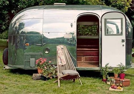 Camper Vintage, Airstream Bambi, Camping Vintage, Airstream Campers, Airstream Interior, Magic Places, Retro Caravan, Vintage Airstream, Vintage Caravans