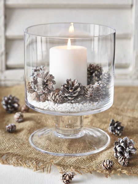 Give your home a warm and cozy rustic makeover with these DIY Christmas decor ideas. There are over a hundred ideas for indoor and outdoor Christmas decorations. From wood finishes and burlap accents to natural elements, your home will be filled with traditional, rustic Christmas charm without breaking the bank. Rustic Christmas Wall Art Winter … Joululahjat Diy, Jul Diy, Diy Jul, Deco Table Noel, Rustic Wedding Decorations, Village Display, House Diy, Noel Christmas, Scandinavian Christmas