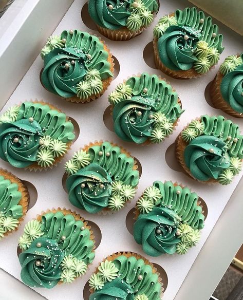 The Most Heavenly Cakes 🍩🍭🍬 on Instagram: “💚 Cupcakes by @ennahs.cakes 💚 When I came across these, I think I actually said “WOW” out loud! 😃 There aren’t enough cupcakes piped in…” Jungle Cupcakes, Tie Dye Cupcakes, Safari Cupcakes, Cupcake Piping, Elegant Cupcakes, Green Cupcakes, Fancy Cupcakes, Pretty Cupcakes, Cupcake Cake Designs