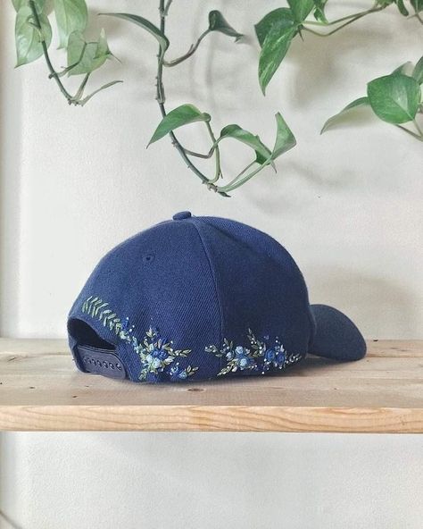 Embroidery On Cap, Embroidered Hats Ideas, Winter Embroidery, Embroidery Lessons, Embroidery Caps, Embroidery Tshirt, Pola Sulam, Hat Embroidery, Embroidered Hat