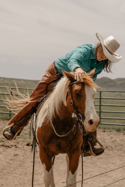 Diamond Cross Ranch, Horse Photoshoot Ideas, Equine Photography Poses, Cowgirl Photography, Horse Senior Pictures, Cowgirl Photoshoot, Horse Photography Poses, Cowgirl Photo, Western Photoshoot