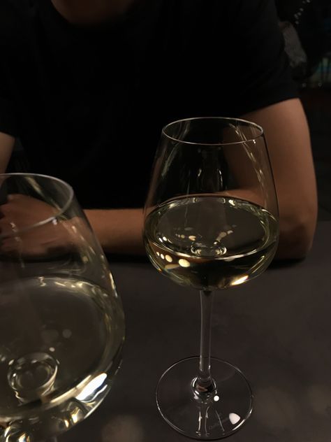 Wine Date, Estilo Kate Middleton, Alcohol Aesthetic, Badass Aesthetic, Wine Night, Pretty Drinks, Creative Instagram Stories, Instagram Life, Cute Relationship Goals