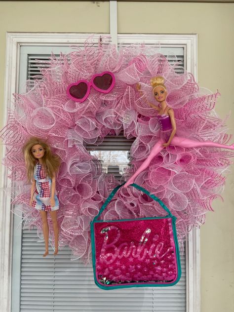 Barbie Wreath Front Doors, Barbie Wreaths, Barbie Christmas Tree Ideas, Barbie Wreath, Barbie Christmas Decorations, Barbie Tree, Barbie Christmas Tree, Pink Xmas Tree, Barbie Decorations