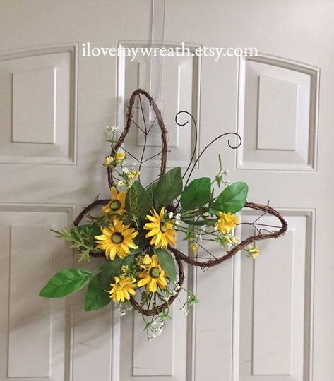 Grapevine Butterfly and Daisies Make for an Unforgettable Summer Wreath Summer Wreath Ideas, Butterfly Door, Couronne Diy, Butterfly Wreath, Floral Grapevine, Butterflies Wreath, Diy Spring Wreath, Vine Wreath, Door Wreaths Diy