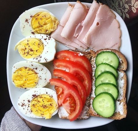 Healthy Protein Breakfast, Healthy Breakfast Sandwich, Healthy Breakfast Bowls, Quick Healthy Breakfast, Healthy Breakfast Smoothies, Healthy Lifestyle Food, Healthy Food Motivation, Idee Pasto Sano, Easy Healthy Breakfast